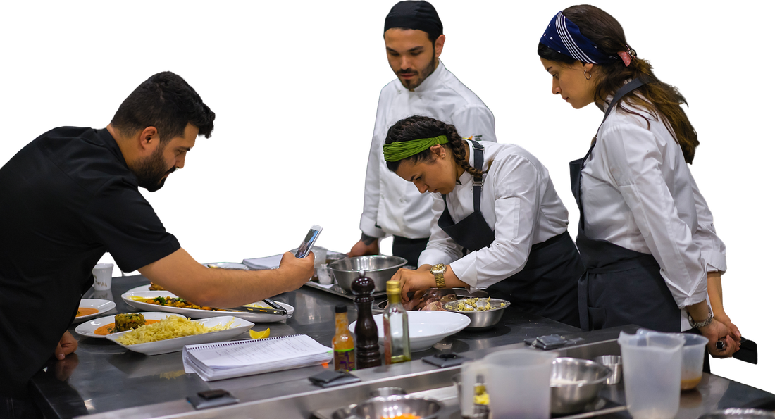 Equipo de cocina trabajando durante el servicio